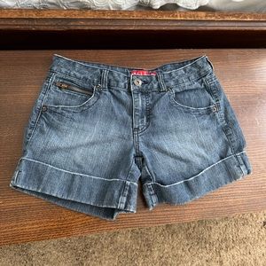 ELLE Denim Short Women's Size 4 Blue Medium Wash Zipper Accents